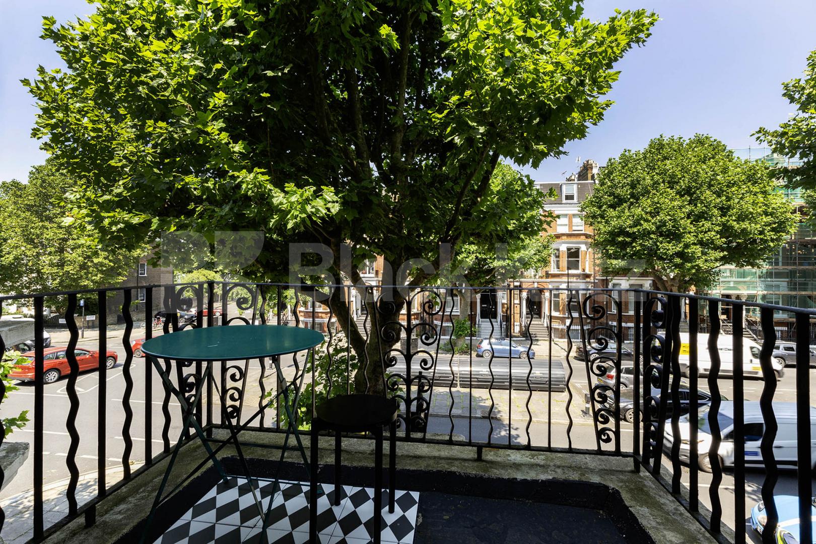 Modern studio set within a large period house mins to tube and shops Sutherland Avenue, Maida Vale